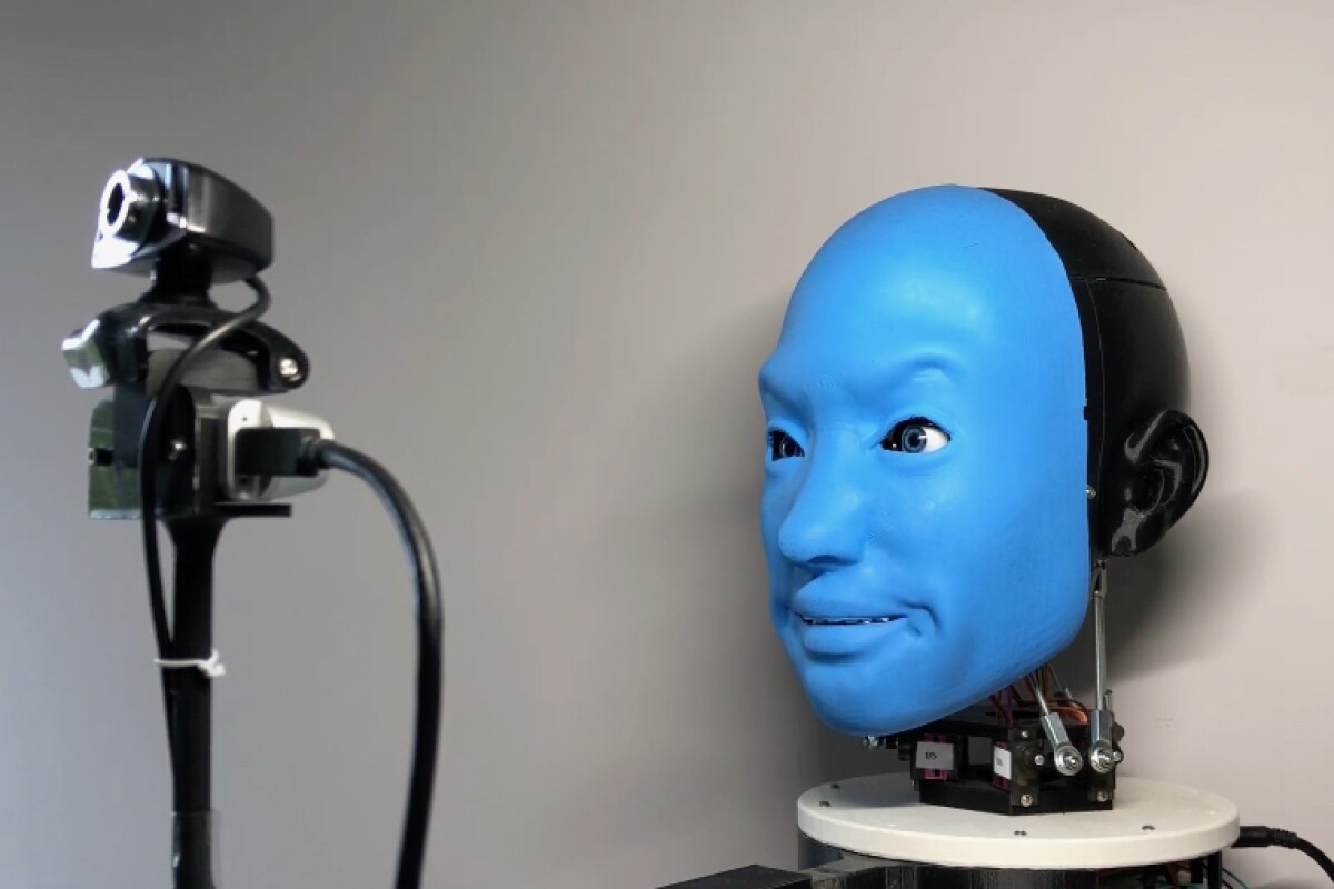 <b>EVA机器人识别并复制人的面部表情</b>